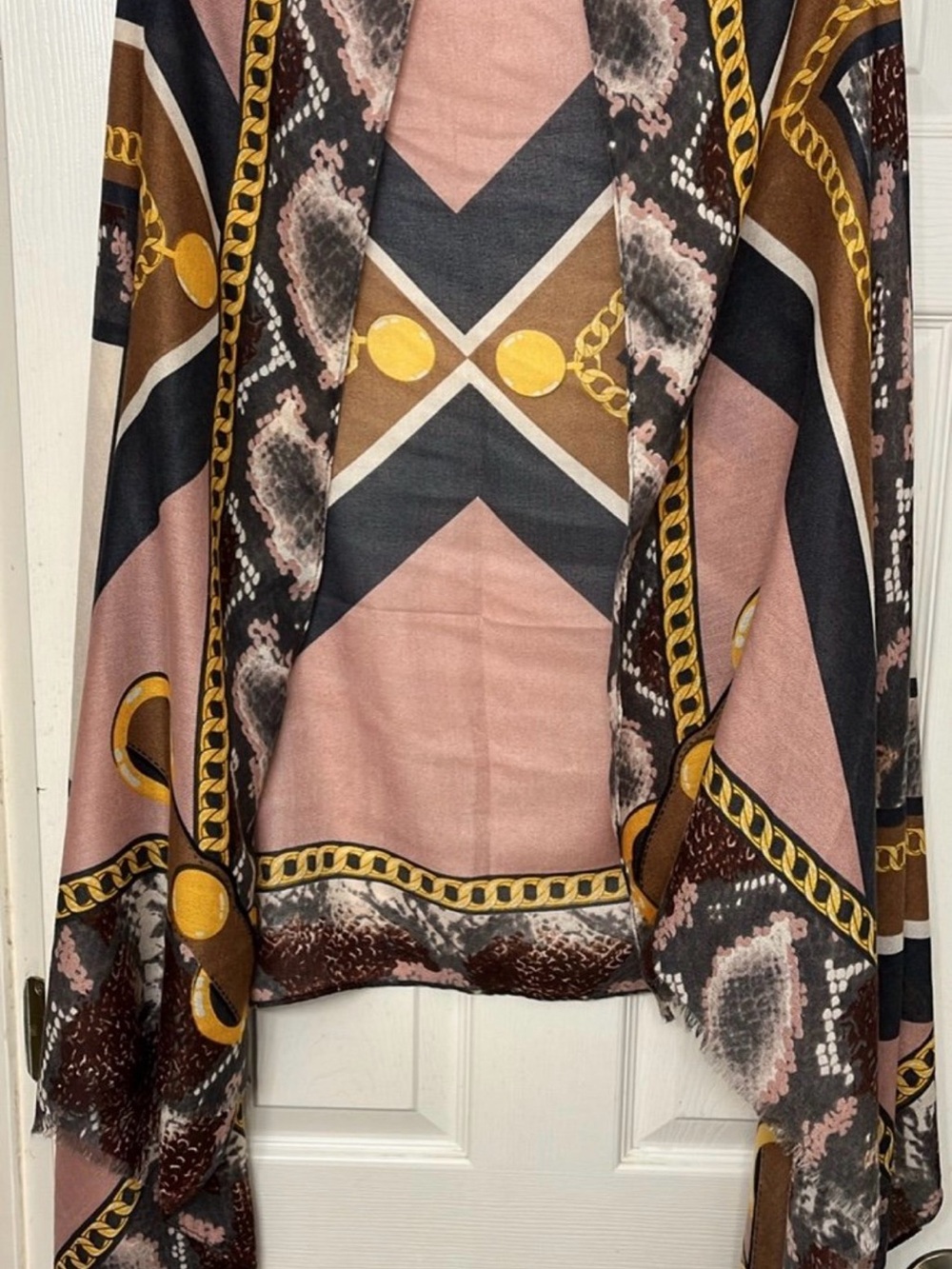Geometric pattern, scarf with gold chain motifs